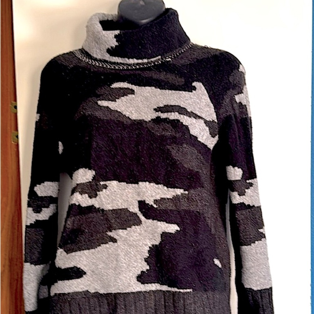 Cable & Gauge SWEATER -SZ Women’s  M
Black/Grey Camouflage excellent condition